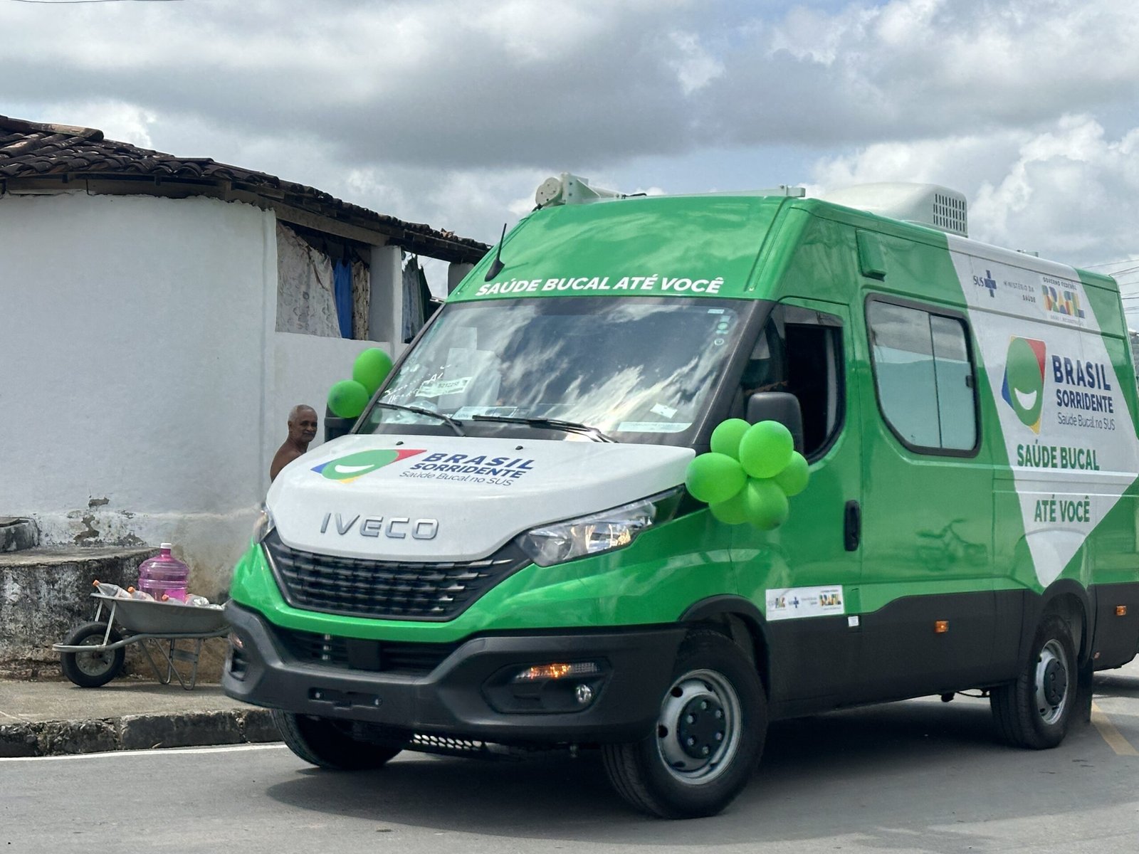 Prefeitura comemora chegada da Unidade Odontológica Móvel com carreata pelas ruas da cidade