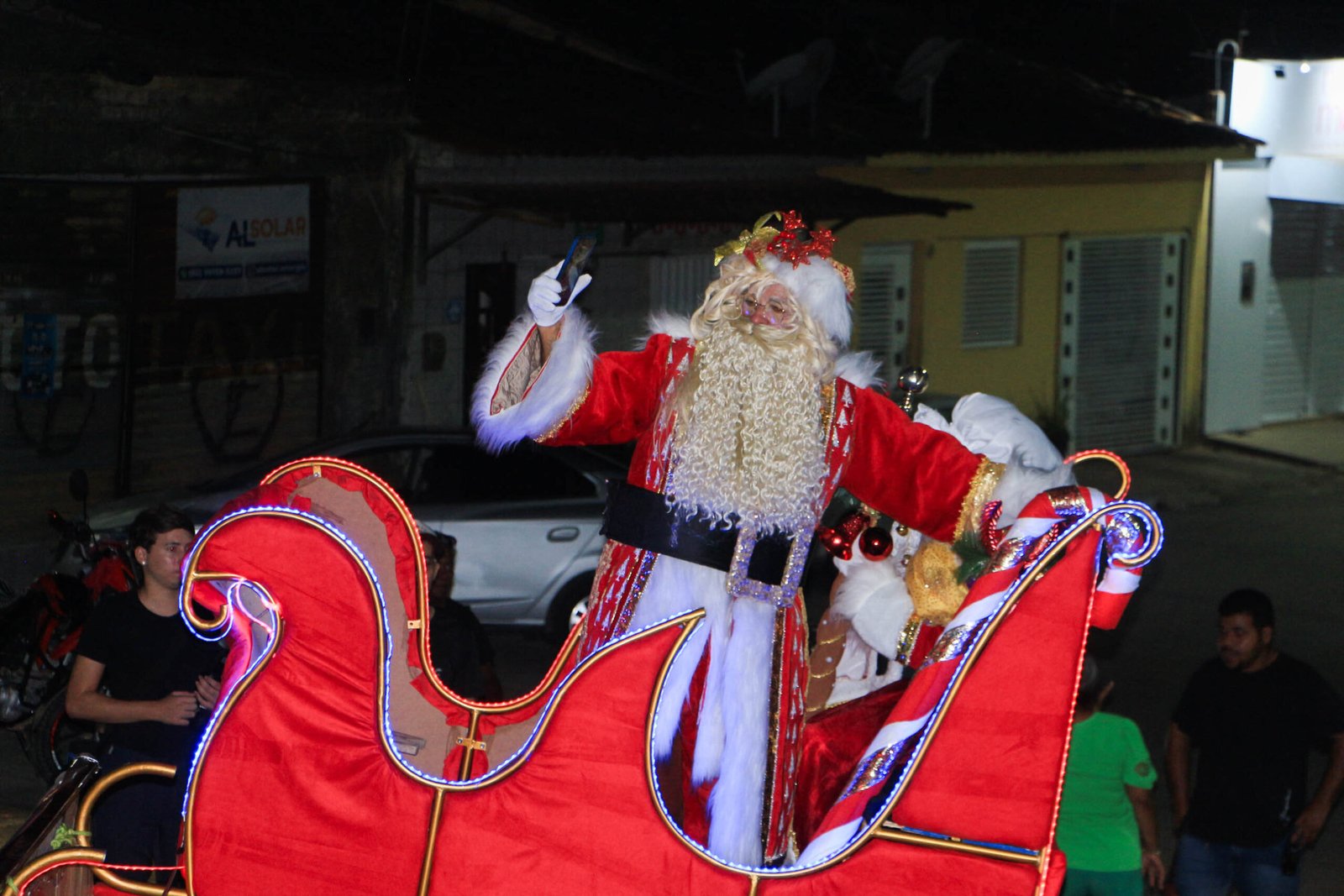 Desfile e acendimento das luzes marcam abertura do Natal em Joaquim Gomes