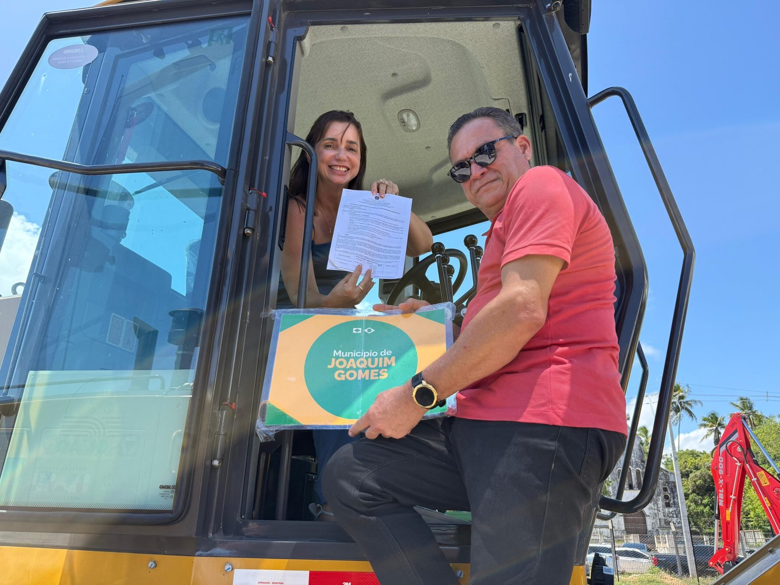 Joaquim Gomes recebe máquina agrícola para fortalecer a agricultura no município 