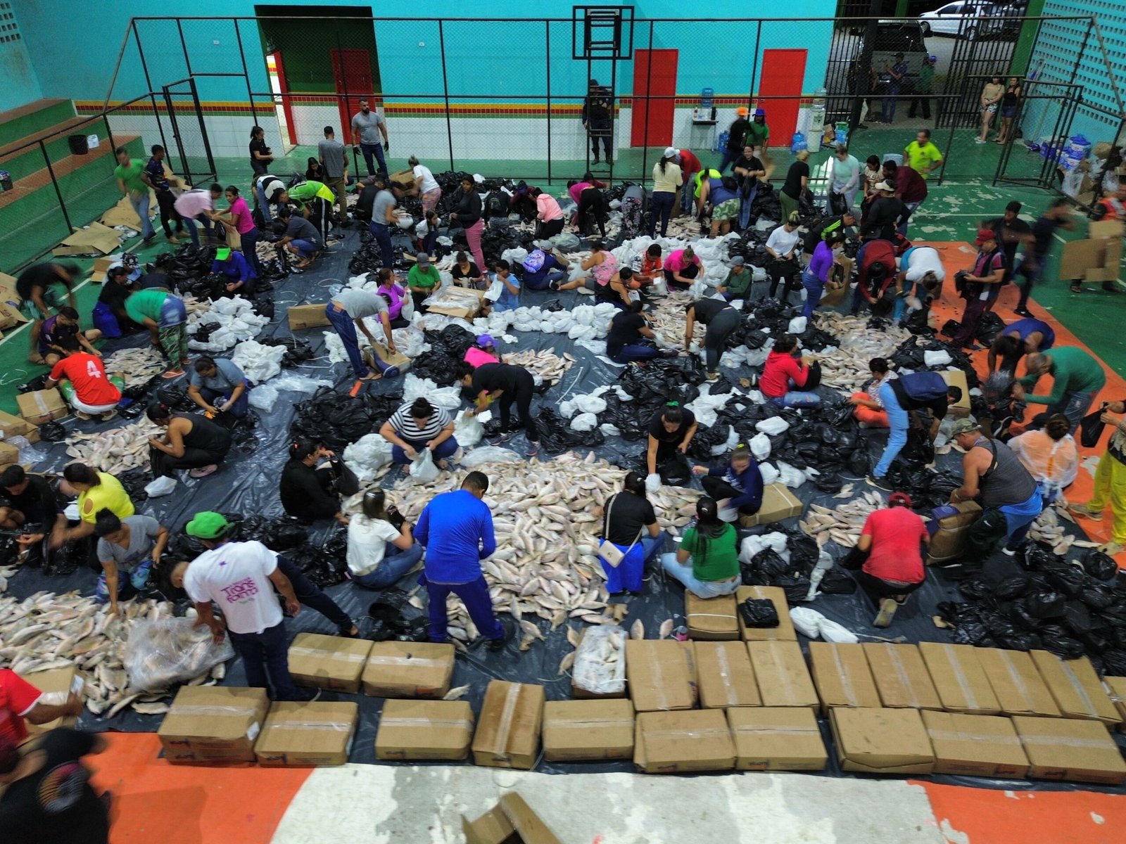 De porta em porta, prefeitura leva peixe da Semana Santa às famílias de Joaquim Gomes