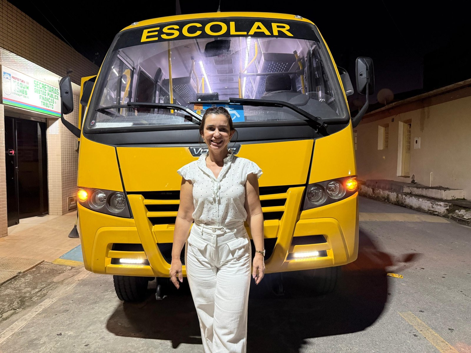 Prefeitura de Joaquim Gomes recebe ônibus acessível e moderno do Novo PAC