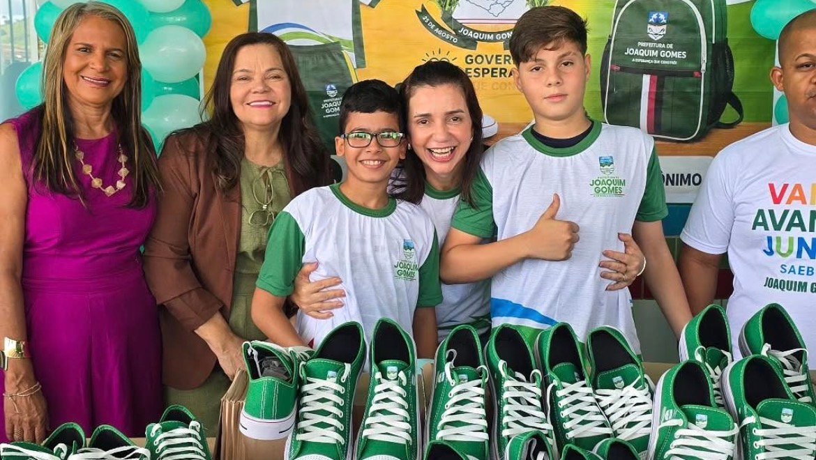 Volta às aulas na rede municipal de Joaquim Gomes é marcada pela entrega de fardamento completo aos estudantes