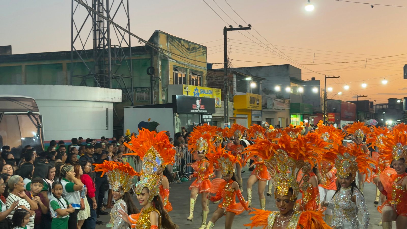 Desfile cívico reúne estudantes e bandas de fanfarra para celebrar os 64 anos de emancipação política de Joaquim Gomes
