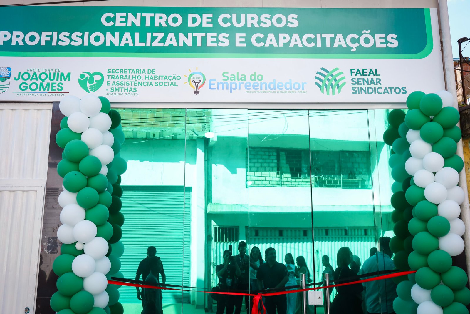 Joaquim Gomes inaugura Centro de Cursos Profissionalizantes e Capacitações